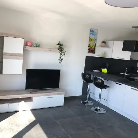 Moderne Mit Terrasse Und Garten شقة *