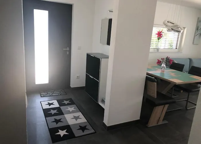 Moderne Mit Terrasse Und Garten